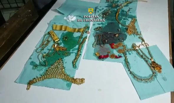 O menajeră din Moldova, bănuită că a furat bijuterii în valoare de 200.000 de euro, a fost prinsă în România